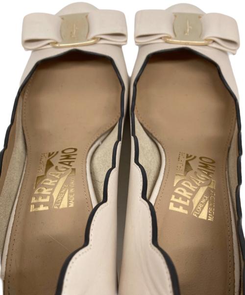 Salvatore Ferragamo（サルヴァトーレ フェラガモ）Salvatore Ferragamo (サルヴァトーレ フェラガモ) ヴァラリボンスカラップパンプス ベージュ サイズ:4の古着・服飾アイテム