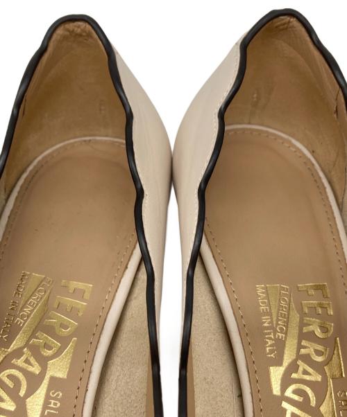 Salvatore Ferragamo（サルヴァトーレ フェラガモ）Salvatore Ferragamo (サルヴァトーレ フェラガモ) ヴァラリボンスカラップパンプス ベージュ サイズ:4の古着・服飾アイテム