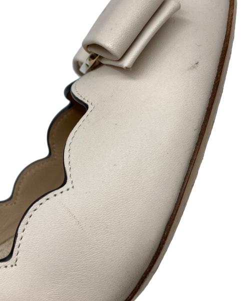 Salvatore Ferragamo（サルヴァトーレ フェラガモ）Salvatore Ferragamo (サルヴァトーレ フェラガモ) ヴァラリボンスカラップパンプス ベージュ サイズ:4の古着・服飾アイテム