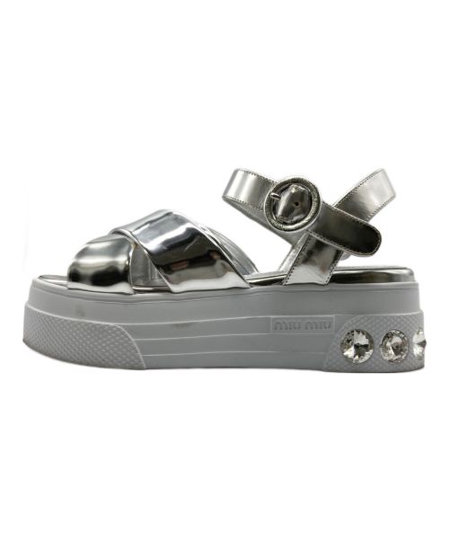 MIU MIU（ミュウミュウ）MIU MIU (ミュウミュウ) クロスベルトスタッズサンダル シルバー サイズ:35の古着・服飾アイテム