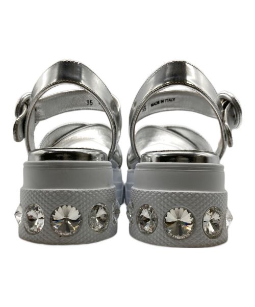MIU MIU（ミュウミュウ）MIU MIU (ミュウミュウ) クロスベルトスタッズサンダル シルバー サイズ:35の古着・服飾アイテム