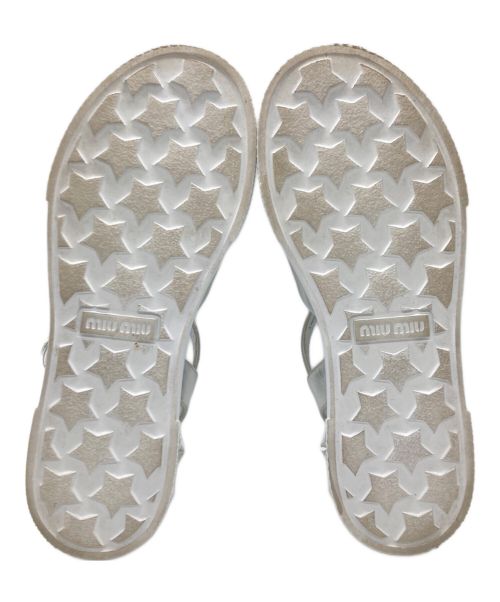 MIU MIU（ミュウミュウ）MIU MIU (ミュウミュウ) クロスベルトスタッズサンダル シルバー サイズ:35の古着・服飾アイテム