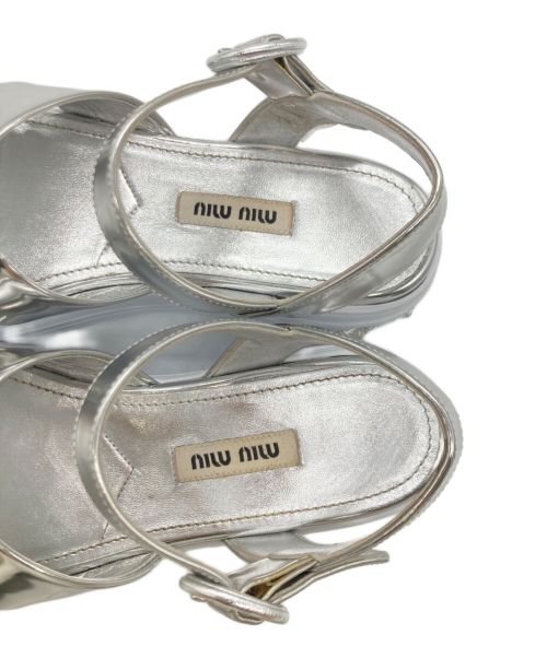 MIU MIU（ミュウミュウ）MIU MIU (ミュウミュウ) クロスベルトスタッズサンダル シルバー サイズ:35の古着・服飾アイテム