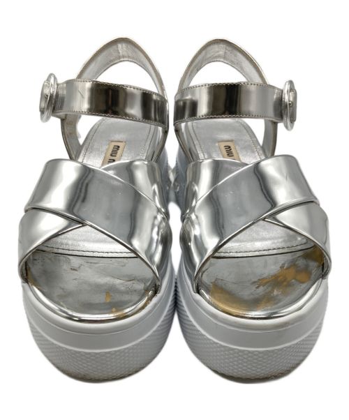 MIU MIU（ミュウミュウ）MIU MIU (ミュウミュウ) クロスベルトスタッズサンダル シルバー サイズ:35の古着・服飾アイテム