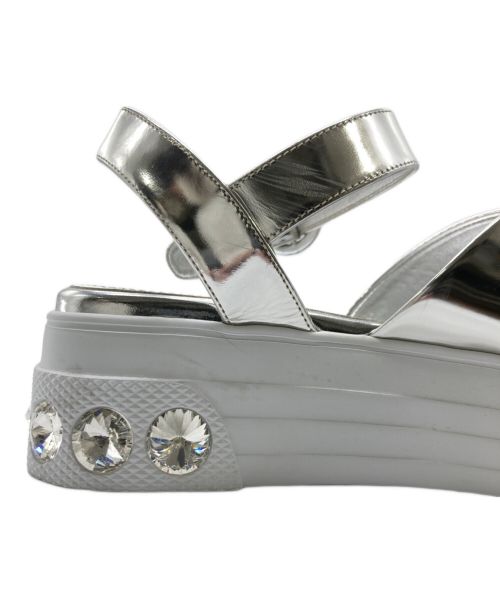 MIU MIU（ミュウミュウ）MIU MIU (ミュウミュウ) クロスベルトスタッズサンダル シルバー サイズ:35の古着・服飾アイテム