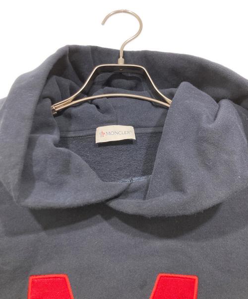 MONCLER（モンクレール）MONCLER (モンクレール) FELPA CON CAPPUCCIO HOODIE SWEAT　フェルパ コン カプチオ フロントロゴ刺繍 パーカー ネイビー サイズ:XLの古着・服飾アイテム