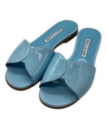 Manolo Blahnik（マノロブラニク）の古着「HOURAM FLAT / パテントサンダル」｜ブルー