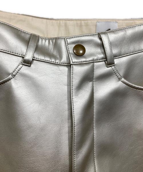 6(ROKU) BEAUTY&YOUTH（ロク ビューティーアンドユース）6(ROKU) BEAUTY&YOUTH (ロク ビューティーアンドユース) フェイクレザーパンツ / SILVER COLOR FAKE LEATHER PANTS グレー サイズ:38の古着・服飾アイテム
