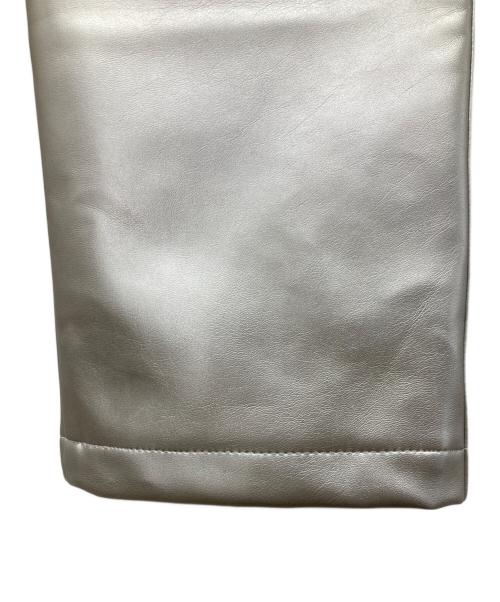 6(ROKU) BEAUTY&YOUTH（ロク ビューティーアンドユース）6(ROKU) BEAUTY&YOUTH (ロク ビューティーアンドユース) フェイクレザーパンツ / SILVER COLOR FAKE LEATHER PANTS グレー サイズ:38の古着・服飾アイテム