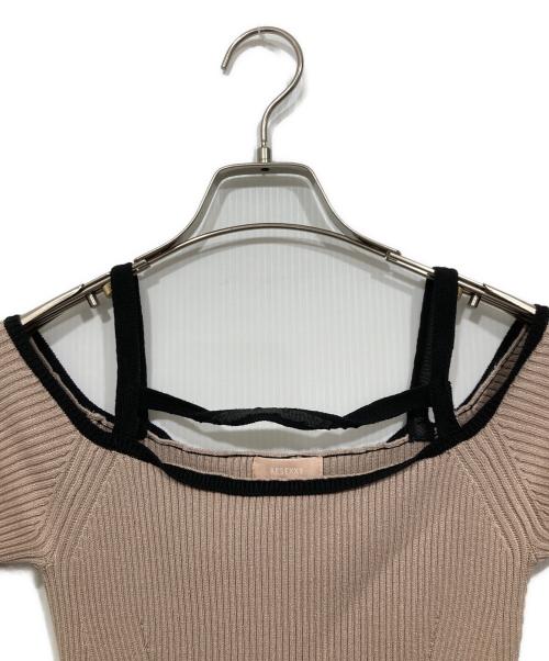 Resexxy（リゼクシー）RESEXXY (リゼクシー) ストリングデザインタイトニットワンピース ベージュ サイズ:Mの古着・服飾アイテム