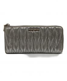 MIU MIU（ミュウミュウ）の古着「マテラッセラウンドファスナー財布」｜シルバー