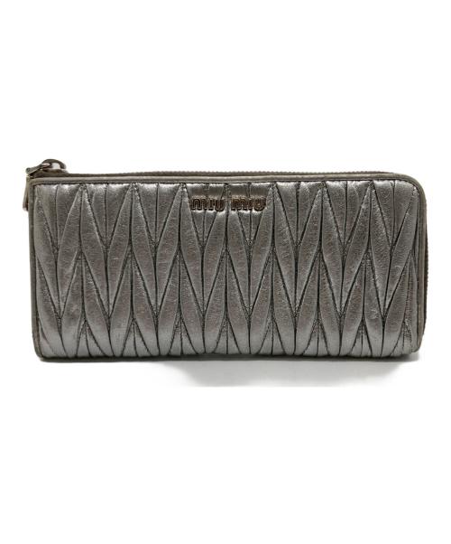 MIU MIU（ミュウミュウ）MIU MIU (ミュウミュウ) マテラッセラウンドファスナー財布 シルバーの古着・服飾アイテム
