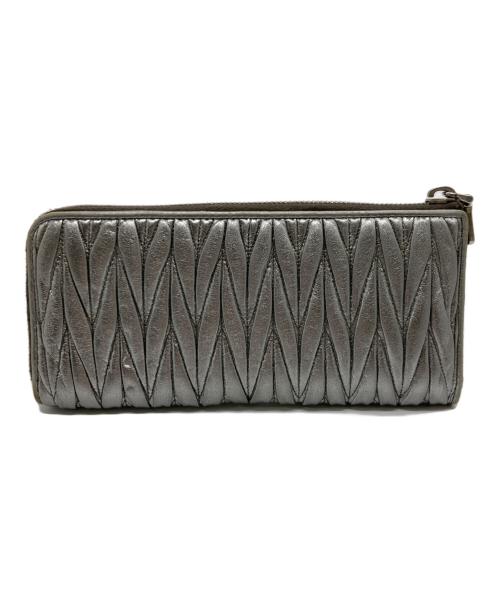 MIU MIU（ミュウミュウ）MIU MIU (ミュウミュウ) マテラッセラウンドファスナー財布 シルバーの古着・服飾アイテム