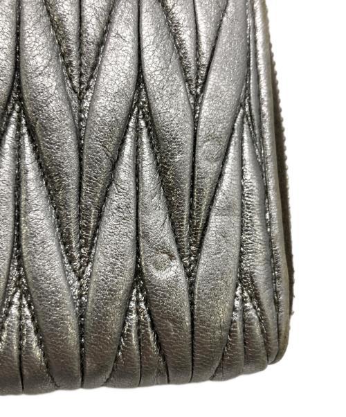 MIU MIU（ミュウミュウ）MIU MIU (ミュウミュウ) マテラッセラウンドファスナー財布 シルバーの古着・服飾アイテム