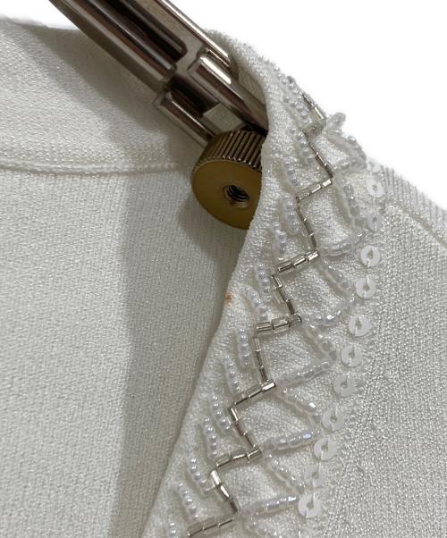 TO BE CHIC（トゥービーシック）TO BE CHIC (トゥービーシック) ビジュー付ショートカーディガン ホワイト サイズ:40の古着・服飾アイテム