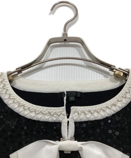 TO BE CHIC（トゥービーシック）TO BE CHIC (トゥービーシック) スパンコール×リボンデザインニット ブラック×ホワイト サイズ:40 未使用品の古着・服飾アイテム