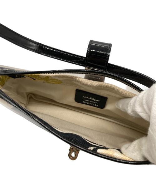 Salvatore Ferragamo（サルヴァトーレ フェラガモ）Salvatore Ferragamo (サルヴァトーレ フェラガモ) エナメルショルダーバッグ ブラックの古着・服飾アイテム