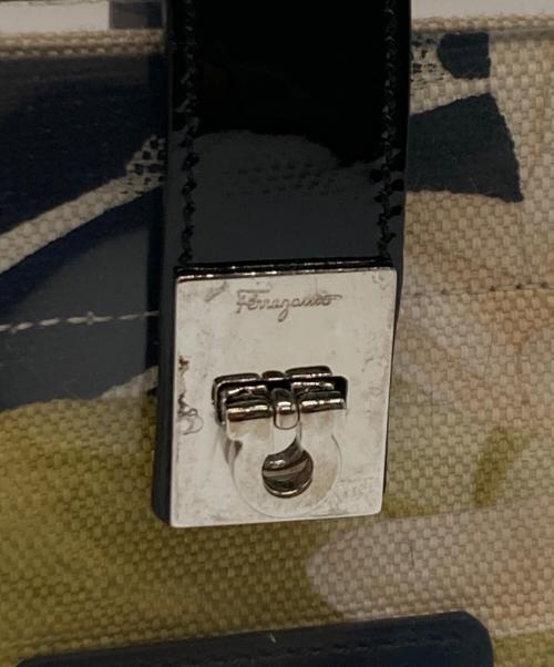 Salvatore Ferragamo（サルヴァトーレ フェラガモ）Salvatore Ferragamo (サルヴァトーレ フェラガモ) エナメルショルダーバッグ ブラックの古着・服飾アイテム