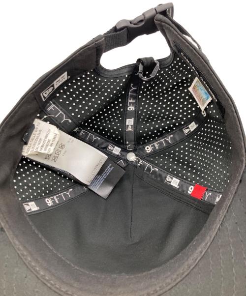 CANADA GOOSE（カナダグース）CANADA GOOSE (カナダグース) New Era (ニューエラ) コラボロゴトラッカーキャップ ブラックの古着・服飾アイテム