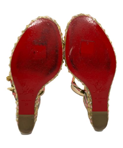 Christian Louboutin（クリスチャン・ルブタン）Christian Louboutin (クリスチャン・ルブタン) ゴールドスタッズ ウェッジソールサンダル マルチカラー サイズ:37の古着・服飾アイテム