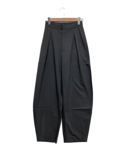 forme（フォルメ）forme (フォルメ) CURVED PANTS グレー/チャコールの古着・服飾アイテム