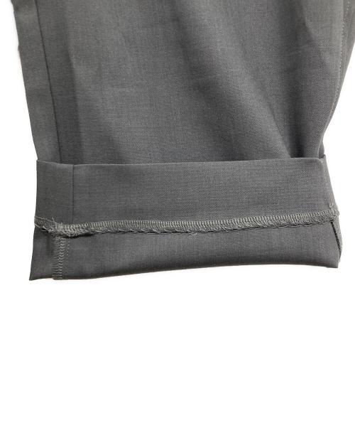 forme（フォルメ）forme (フォルメ) CURVED PANTS グレー/チャコールの古着・服飾アイテム