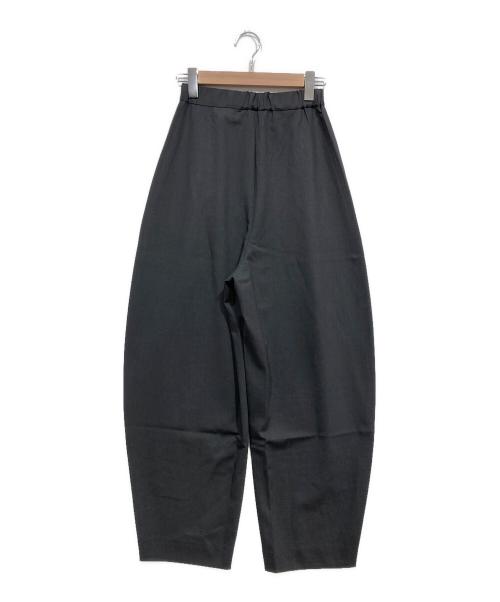 forme（フォルメ）forme (フォルメ) CURVED PANTS グレー/チャコールの古着・服飾アイテム