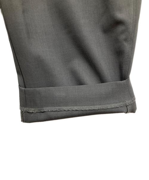 forme（フォルメ）forme (フォルメ) CURVED PANTS グレー/チャコール サイズ:1の古着・服飾アイテム