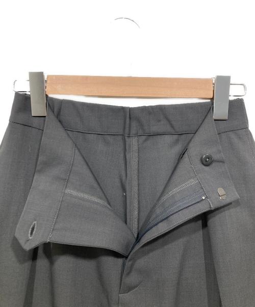 forme（フォルメ）forme (フォルメ) CURVED PANTS グレー/チャコール サイズ:1の古着・服飾アイテム