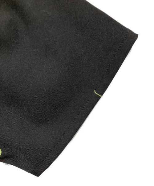 THE YON（ザヨン）THE YON (ザヨン) フラワーエンブロイダリータックスリーブクロップドブラウス ブラック サイズ:Freeの古着・服飾アイテム