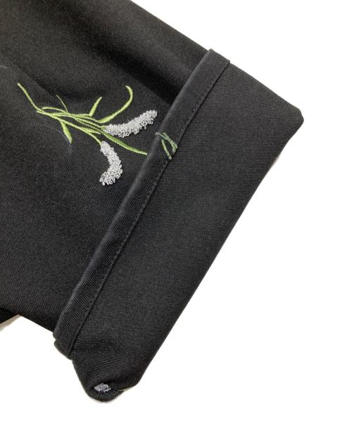 THE YON（ザヨン）THE YON (ザヨン) フラワーエンブロイダリータックスリーブクロップドブラウス ブラック サイズ:Freeの古着・服飾アイテム