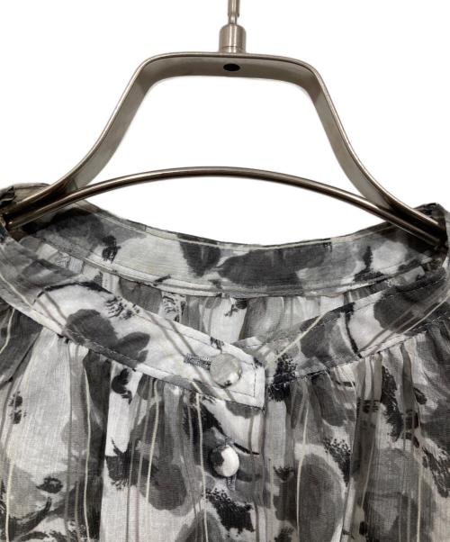 UNTITLED（アンタイトル）UNTITLED (アンタイトル) フラワープリント ビクトリアンブラウス グレー サイズ:2の古着・服飾アイテム