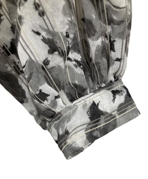 UNTITLED（アンタイトル）UNTITLED (アンタイトル) フラワープリント ビクトリアンブラウス グレー サイズ:2の古着・服飾アイテム