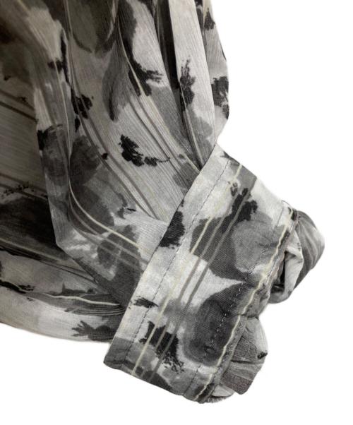 UNTITLED（アンタイトル）UNTITLED (アンタイトル) フラワープリント ビクトリアンブラウス グレー サイズ:2の古着・服飾アイテム