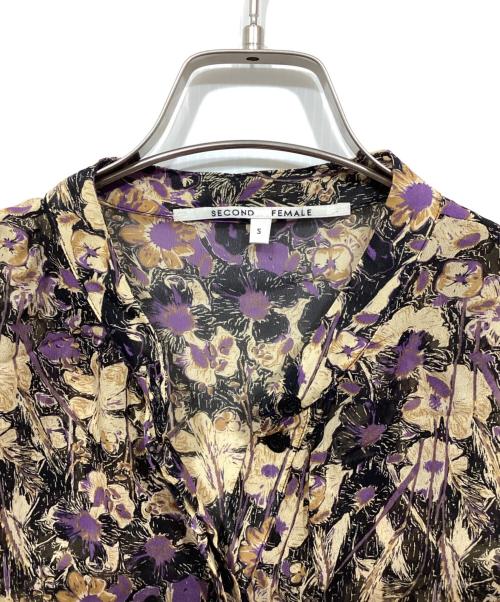 SECOND FEMALE（セカンドフィメール）SECOND FEMALE (セカンドフィメール) SLOBE IENA取扱い 総柄ブラウス / Botane シャツ ブラック×パープル サイズ:Freeの古着・服飾アイテム