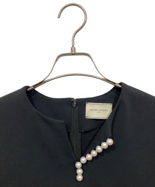 UNITED ARROWS（ユナイテッドアローズ）UNITED ARROWS (ユナイテッドアローズ) パールモチーフキーネックブラウス ブラック サイズ:36の古着・服飾アイテム