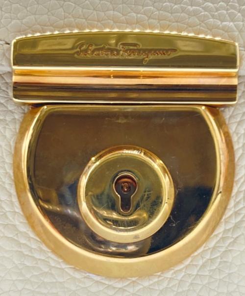 Salvatore Ferragamo（サルヴァトーレ フェラガモ）Salvatore Ferragamo (サルヴァトーレ フェラガモ) フィアンマ2WAYバッグ アイボリーの古着・服飾アイテム