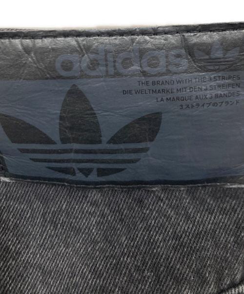 adidas（アディダス）adidas (アディダス) ウォッシュドデニムパンツ グレー サイズ:W26の古着・服飾アイテム