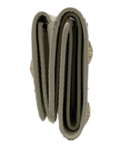 JIMMY CHOO（ジミーチュウ）JIMMY CHOO (ジミーチュウ) 3つ折り財布 ホワイトの古着・服飾アイテム