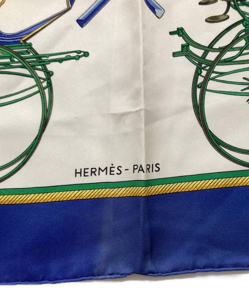 HERMES（エルメス）HERMES (エルメス) カレ90 シルクスカーフ / LES VOITURES A TRANSFORMATION ホワイト×ブルーの古着・服飾アイテム
