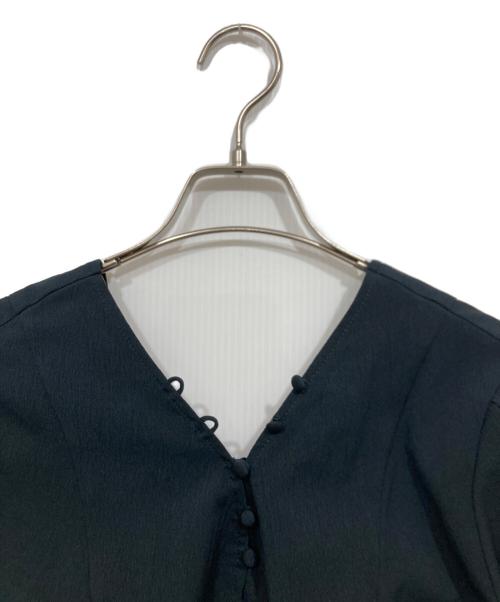 Aimeine（エメイン）Aimeine (エメイン) ループボタンバックオープンIラインワンピース ブラック サイズ:F 未使用品の古着・服飾アイテム