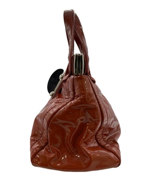 MIU MIU（ミュウミュウ）MIU MIU (ミュウミュウ) ターンロック エナメルハンドバッグ 朱色の古着・服飾アイテム