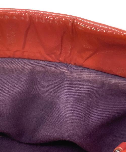 MIU MIU（ミュウミュウ）MIU MIU (ミュウミュウ) ターンロック エナメルハンドバッグ 朱色の古着・服飾アイテム