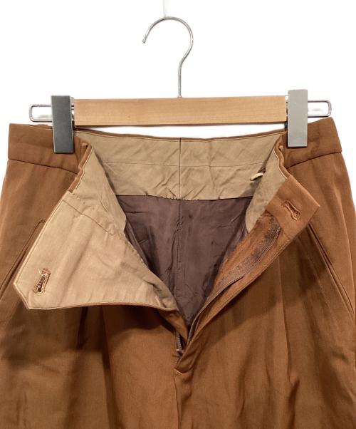 ISSEY MIYAKE（イッセイミヤケ）ISSEY MIYAKE (イッセイミヤケ) テーパードタックスラックス ブラウン サイズ:Mの古着・服飾アイテム