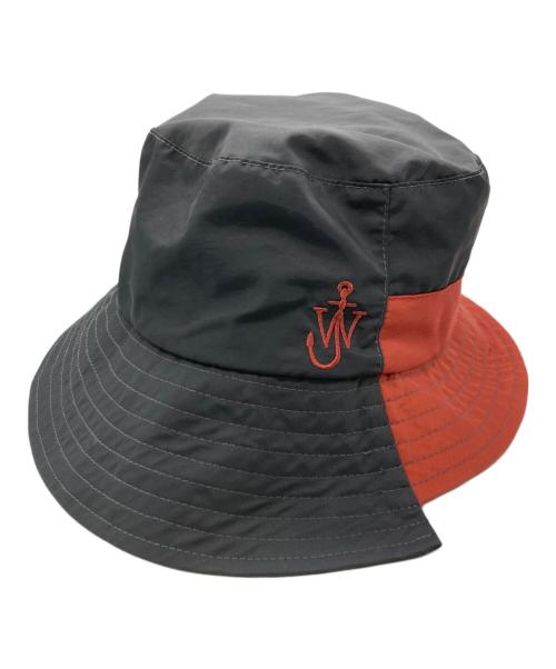 J.W.ANDERSON（ジェイダブリューアンダーソン）J.W.ANDERSON (ジェイダブリューアンダーソン) アシンメトリーバケットハット / ASYMMETRIC BUCKET HAT レッド×ブラックの古着・服飾アイテム