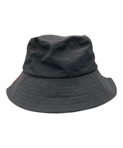 J.W.ANDERSON（ジェイダブリューアンダーソン）J.W.ANDERSON (ジェイダブリューアンダーソン) アシンメトリーバケットハット / ASYMMETRIC BUCKET HAT レッド×ブラックの古着・服飾アイテム