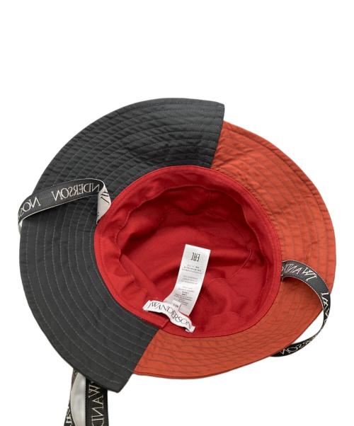 J.W.ANDERSON（ジェイダブリューアンダーソン）J.W.ANDERSON (ジェイダブリューアンダーソン) アシンメトリーバケットハット / ASYMMETRIC BUCKET HAT レッド×ブラックの古着・服飾アイテム