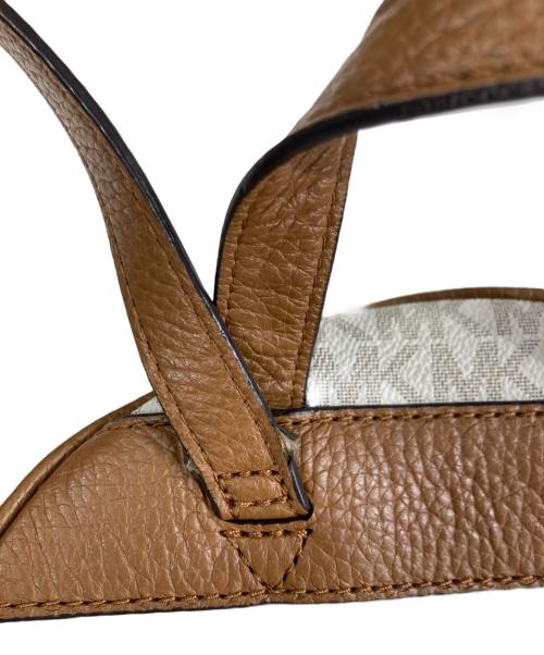 MICHAEL KORS（マイケル・コース）MICHAEL KORS (マイケル・コース) スタッズ付リュック/MK柄　バックパック ベージュの古着・服飾アイテム