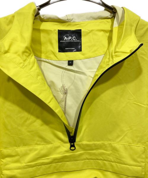 A.P.C.（アーペーセー）A.P.C. (アーペーセー) ロゴプリントアノラックパーカー イエロー サイズ:Mの古着・服飾アイテム