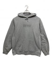 SUPREME（シュプリーム）の古着「プルオーバーパーカー / KAWS Chalk Logo Hooded Sweatshirt」｜グレー